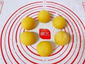 揉光滚圆，收口朝下。