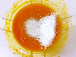蒸好的南瓜倒进盆里，用筷子搅一下就成了南瓜泥，等南瓜泥晾至温热，加入发酵粉和泡打粉搅拌均匀。