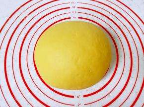 发酵好的面团揉光排气。