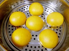 漂亮的南瓜馒头出锅了。