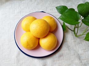 小妞迫不及待的吃了一个，说太好吃了。