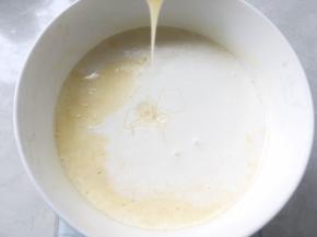 加入淡奶油，牛奶跟炼乳
