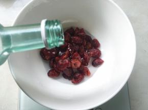 容器内加入蔓越莓，加白朗姆酒搅拌均匀，泡半个小时
