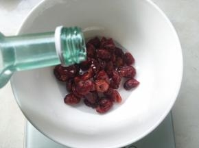 容器内加入蔓越莓，加白朗姆酒搅拌均匀，泡半个小时
