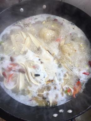 加入适量的水烧开。