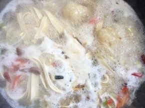 加入适量的水烧开。