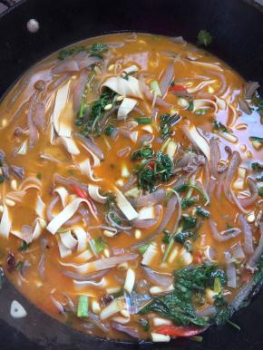 起锅前尝一下味道，再加入少许的盐和鸡精，再加几滴醋，调味即可。