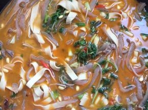 起锅前尝一下味道，再加入少许的盐和鸡精，再加几滴醋，调味即可。