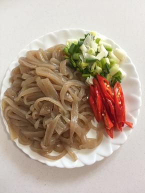 魔芋皮切成丝，葱切成葱花，红辣椒切成块儿备用。