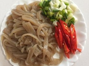 魔芋皮切成丝，葱切成葱花，红辣椒切成块儿备用。