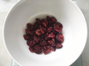 泡好的蔓越莓明显比之前膨胀一点，摸上去湿湿的，软软的
