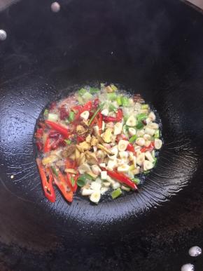 起锅烧油，油热放入葱姜蒜，花椒，干辣椒，红辣椒爆香。