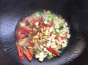 起锅烧油，油热放入葱姜蒜，花椒，干辣椒，红辣椒爆香。