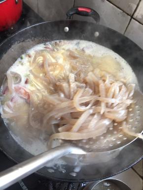 放入焯好水的魔芋皮。