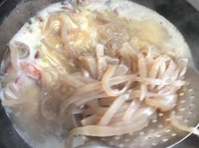 放入焯好水的魔芋皮。