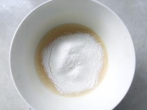 过筛低筋面粉，加入一小撮盐
