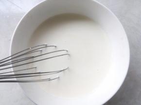 用蛋抽将材料搅拌均匀，烤箱预热180度
