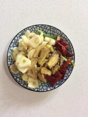 蒜瓣剥皮剁碎，生姜切成丁，干辣椒切成段儿备用。