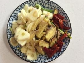 蒜瓣剥皮剁碎，生姜切成丁，干辣椒切成段儿备用。