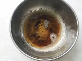 黄油装容器内，小火加热熬至黄油全部融化，呈焦糖色，之后放一旁备用