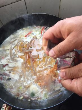 把袋装羊杂里面自带的料包放进去煮2分钟左右。（自带料包有粉包，脱水蔬菜和酱包哦。有点像方便面里面的料包哈。）