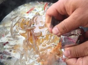 把袋装羊杂里面自带的料包放进去煮2分钟左右。（自带料包有粉包，脱水蔬菜和酱包哦。有点像方便面里面的料包哈。）