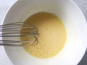 用蛋抽快速搅拌均匀，没有细砂糖颗粒
