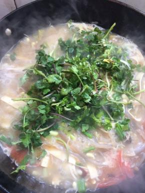 放入香菜和葱花。