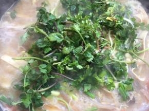 放入香菜和葱花。