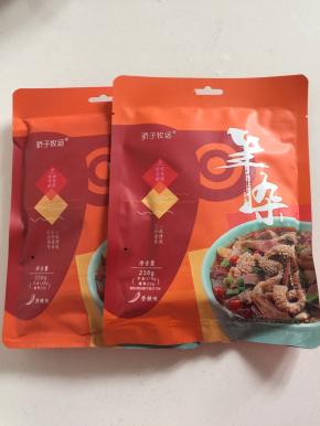 准备好两包袋装羊杂。（超市，网上都有卖的哦！）