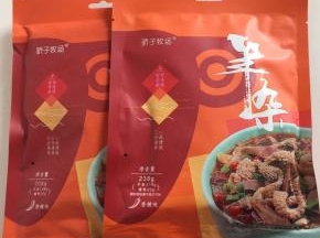 准备好两包袋装羊杂。（超市，网上都有卖的哦！）