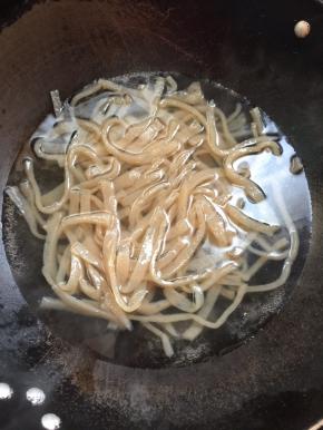 水烧开放入魔芋皮焯水一分钟捞出沥干水分备用。