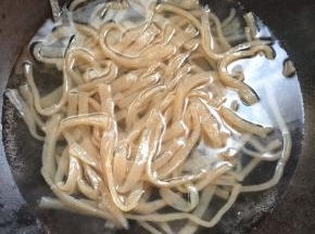 水烧开放入魔芋皮焯水一分钟捞出沥干水分备用。