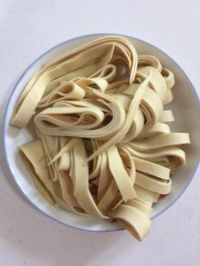 千张洗净切成条备用。