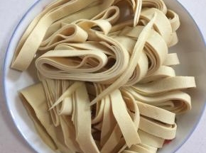 千张洗净切成条备用。