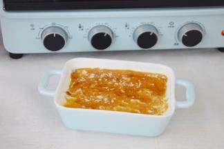 用刮刀将焦糖黄油刮均匀一些
