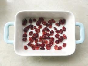 将蔓越莓捞出，铺在烤盘底
