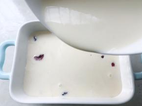 倒入搅拌均匀的面糊
