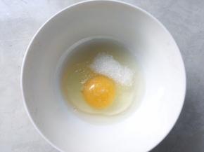 容器内加一颗鸡蛋跟15克细砂糖
