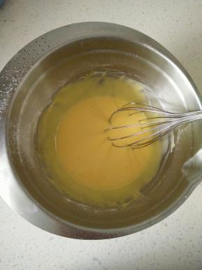 放入蛋黄搅拌均匀，滴入香草精拌匀。