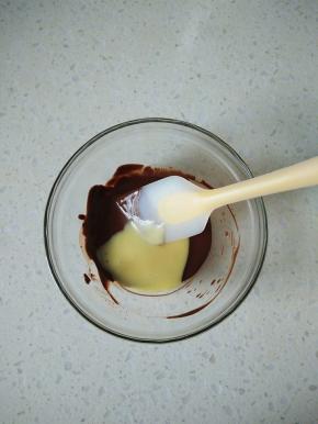 可可粉倒入热水搅拌均匀，取出15克的蛋黄糊加入可可糊里，混合均匀放一旁备用。