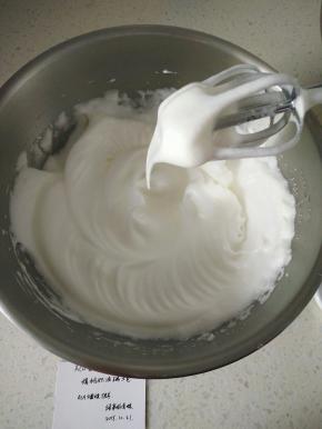 蛋白分三次加糖打发至干性发（如果做普通蛋糕卷打到湿性发泡即可），提起打蛋头，蛋白霜呈尖峰状态。