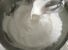 蛋白分三次加糖打发至干性发（如果做普通蛋糕卷打到湿性发泡即可），提起打蛋头，蛋白霜呈尖峰状态。