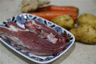备好所用食材，一份牛腩，土豆，胡萝卜，生姜。