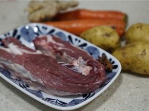 备好所用食材，一份牛腩，土豆，胡萝卜，生姜。