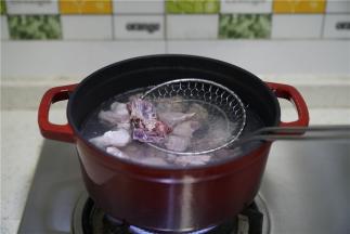 锅里加水，将牛腩切块之后下锅焯洗好备用。