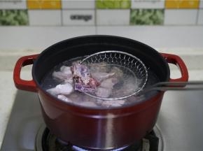 锅里加水，将牛腩切块之后下锅焯洗好备用。