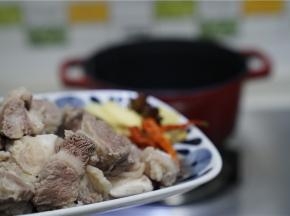 预热好珐琅锅，先将生姜信息角辣椒下锅炒出香，再将焯洗好的牛腩下锅炒至微微有点干。