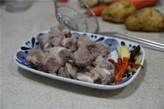 然后备好生姜，辣椒，八角。