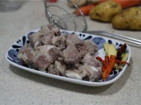 然后备好生姜，辣椒，八角。